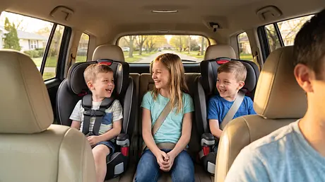 Schermi, canzoni e silenzio: creare l'atmosfera in auto